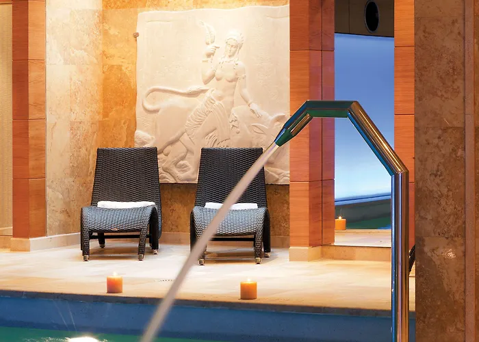 מלון Divani Palace 5*